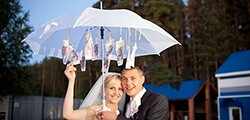 Денежный зонт как оригинальный подарок на свадьбу
