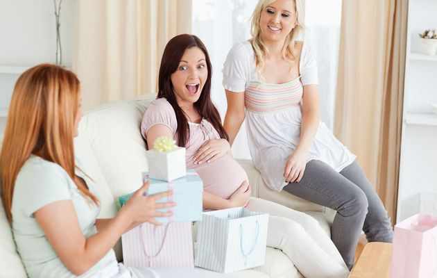 Что можно подарить беременной женщине?