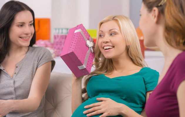 Что можно подарить беременной подруге на день рождения?