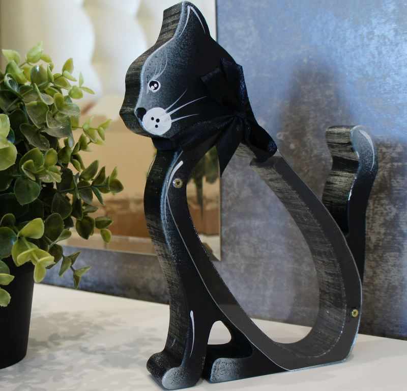 Забавная черная кошка-копилка