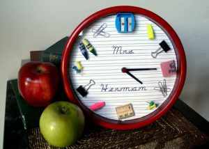 Школьники могут сделать для учителя часы, которые украсят класс