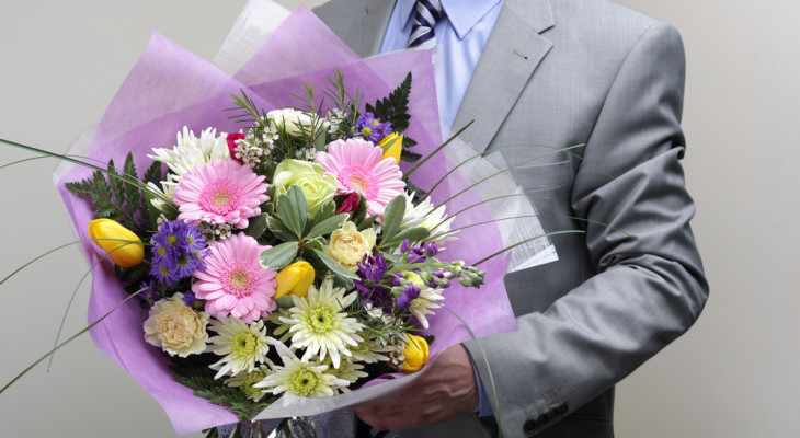 Какие цветы можно подарить мужчине на юбилей или праздник