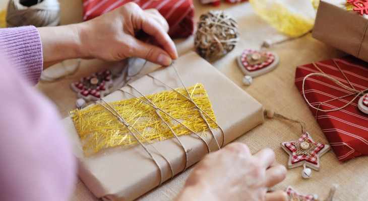 Как упаковать подарок мужчине: правила упаковки и идеи декора