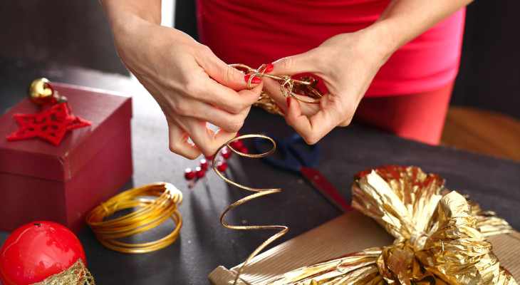 Как красиво упаковать подарок в бумагу: инструкция и идеи декора