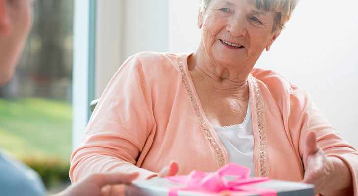Что можно подарить бабушке на 90 летний юбилей?