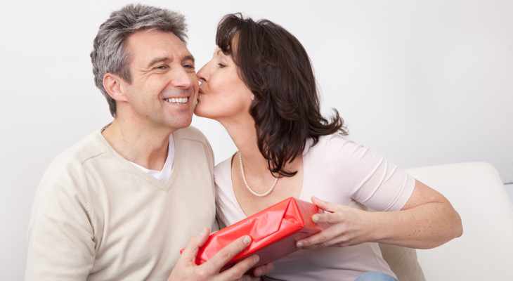Как выбрать хороший подарок мужу на 50 лет?